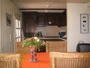 a vase of flowers on a table in a kitchen at Ferienhaus von der Ahe in Mohrkirch