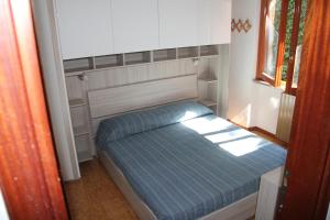 カスティリオーネ・デッラ・ペスカーイアにあるCastiglione Della Pescaiaの小さなベッドルーム(ベッド1台付)