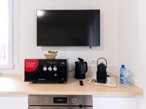 Oprema za pripravo čaja oz. kave v nastanitvi GINO SUITES - Bilocali Luxury - Appartamenti vicini a Rho Fiera e Milano