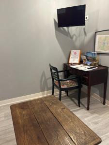 a room with a desk and a chair and a television at Chez Elie in Saintes