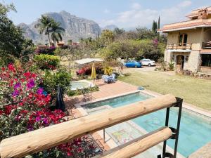 a house with a swimming pool in a yard at Hotel Boutique Jardín de Flores in Tlayacapan