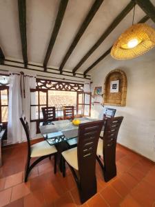 a dining room with a table and chairs at Apartamento de la Villa I in Villa de Leyva