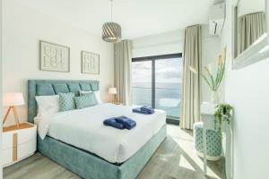 a bedroom with a large bed and a large window at Alma do mar luxury - Ocean front in Gaula