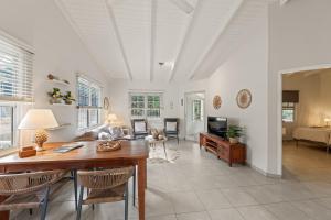 a living room with a table and chairs and a couch at Dushi Boho in Willemstad +47 photos