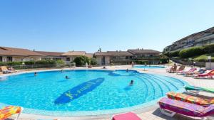 a large swimming pool with people in it at A casa di Attila DesenzanoLoft Official Partner Homes & Villas by Marriott Bonvoy in Desenzano del Garda
