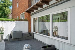 a patio with a chair and a window at Barbat Home-Ferienwohnung im Alexanderstraße in Hamburg