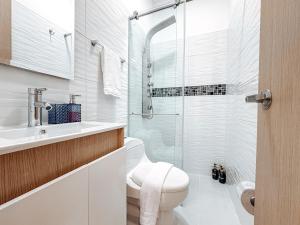 a bathroom with a toilet and a glass shower at Fee4Me Flat near Neomundo in Bucaramanga +24 photos