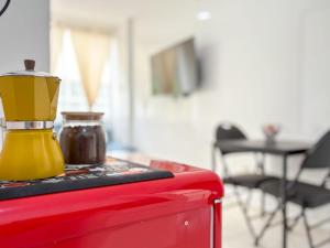 a yellow blender sitting on top of a red stove at Fee4Me Flat near Neomundo in Bucaramanga