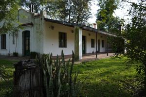 an old house in the middle of a yard at Quinta San Miguel in Concordia