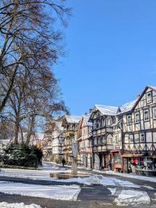 a city street with buildings and snow on the ground at Haus am Wald Radlerrast in Bad Sooden-Allendorf