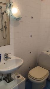 a bathroom with a white toilet and a sink at la scogliera in Vernazza