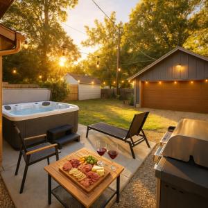 ein Garten mit Whirlpool und einem Tisch mit Weingläsern in der Unterkunft Broad Ripple Home witth Hot Tub Near Downtown Indy in Indianapolis