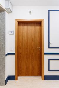 a wooden door in an empty room at Hotel Kleiner Riesen in Koblenz