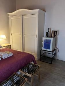 a bedroom with a bed and a tv in it at Verso Est in Petralia Soprana