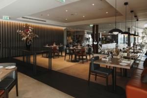 a dining room with tables and chairs in a restaurant at Timbre Heroismo in Porto