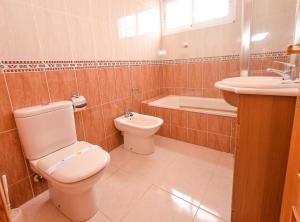 a bathroom with a toilet and a sink at APCOSTAS Pereda Mar - Familiar in Puerto de Gandía +9 photos