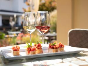 a plate of food and two glasses of wine at bei Martin's in Morter
