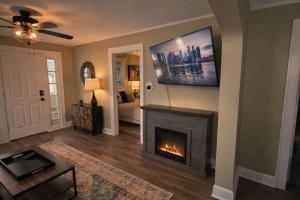 ein Wohnzimmer mit Kamin und einem Gemälde an der Wand in der Unterkunft Broad Ripple Home witth Hot Tub Near Downtown Indy in Indianapolis