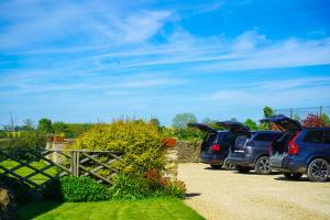 a row of cars parked in a parking lot at Pintle Cottage in Charlbury +16 photos