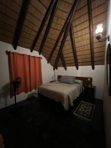 a bedroom with a bed in a room with wooden ceilings at Apartamento en planta alta 2 dormitorios in Piriápolis