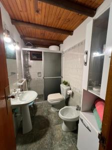 a bathroom with two toilets and a sink at Apartamento en planta alta 2 dormitorios in Piriápolis