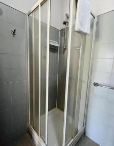eine Dusche mit Glastür im Badezimmer in der Unterkunft Due Portoni in Castel San Pietro Terme