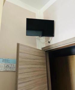 ein Flachbildfernseher an der Wand eines Zimmers in der Unterkunft Due Portoni in Castel San Pietro Terme