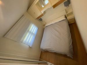 a small room with a bed and a window at La casita in Pinilla del Valle