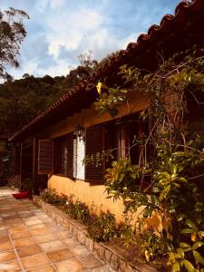 a house with a window and some plants at Mansão Bardo in Petrópolis