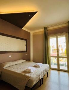 ein Schlafzimmer mit einem Bett, auf dem Handtücher liegen in der Unterkunft Due Portoni in Castel San Pietro Terme