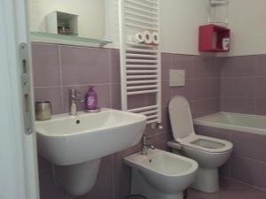 A bathroom at Between Termini & Colosseo