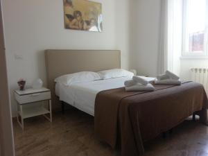 A bed or beds in a room at Between Termini & Colosseo