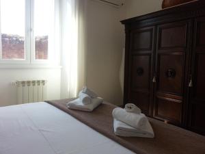 A bed or beds in a room at Between Termini & Colosseo