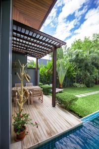 En terrasse eller udendørsområde på Astree Villa by G Estate