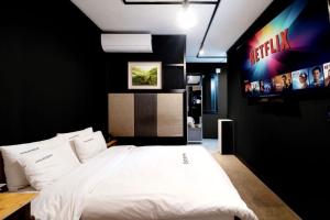 a bedroom with a large white bed in a room at 달빛소리호텔 in Ajung-yŏk