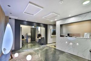 a large room with a lobby with a counter and a room with a room at 달빛소리호텔 in Ajung-yŏk