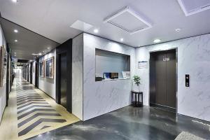 a hallway of an office building with a door and a hallway sidx sidx at 달빛소리호텔 in Ajung-yŏk