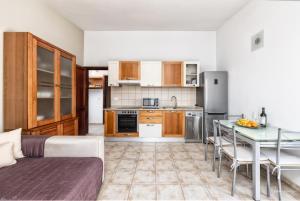 a kitchen with a bed and a table in a room at casa moni 2 in El Paso