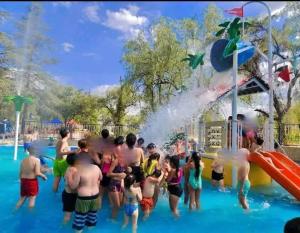a group of people playing in a water park at Casa Colmena Turismo Rural in Londres