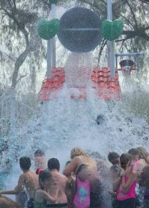 a group of children playing in a water fountain at Casa Colmena Turismo Rural in Londres