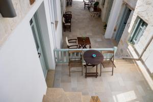 Draufsicht auf einen Tisch und Stühle in einem Flur in der Unterkunft Monachofolitses in Kimolos + 20 Fotos