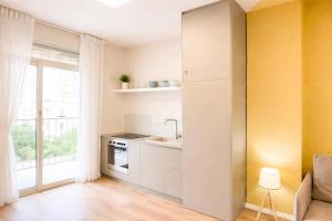 a kitchen with white cabinets and a window at H - Cozy Apartment - Perfect Holiday Stay in Golem