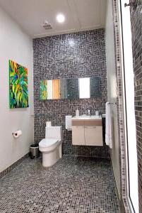 a bathroom with a toilet and a sink at Hotel Plaza Yara in Manuel Antonio +17 photos