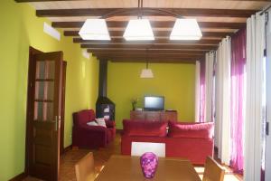 カサーレスにあるCasa de Vacaciones con Vistas en Casaresのリビングルーム(赤いソファ、テーブル付)