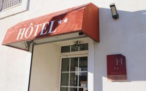 ein Hotelschild an der Seite eines Gebäudes in der Unterkunft Hotel Abelia in Montpellier + 68 Fotos