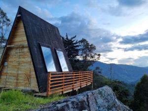 a small cabin on top of a mountain at Sisuma Ecolodge in Güicán