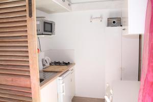 a small kitchen with a staircase in a tiny house at gite les Lavandes à Soyons, à proximité de Valence in Soyons