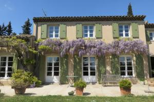 a house with wisteria on the facade at gite les Lavandes à Soyons, à proximité de Valence in Soyons