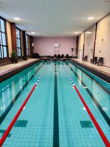 ein Schwimmbad in einem Gebäude mit in der Unterkunft Olimpija Hotel & SPA in Daugavpils