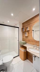 a bathroom with a shower and a toilet and a sink at Apartamento Giardino Maia, Café da Manhã cortesia em dias úteis in Guarulhos
